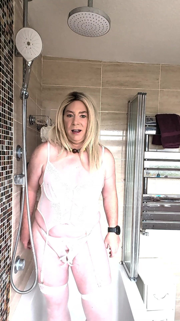 NikkiGee: Gros gode épais et sperme !