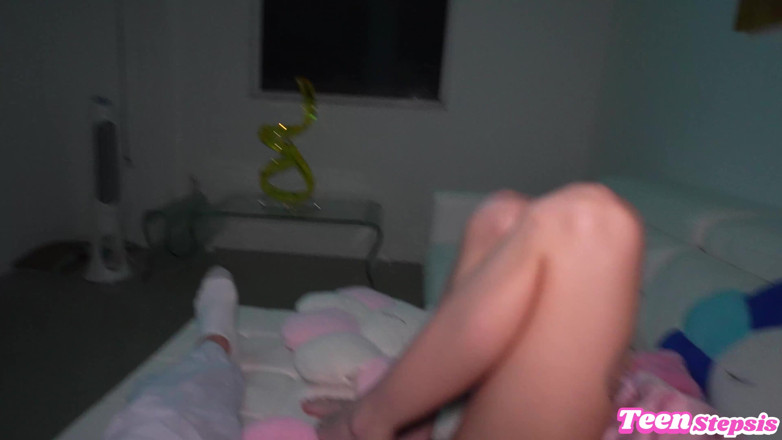 Teen StepSis: Fiica vitregă ejaculează pe pula tatălui vitreg după ce a...