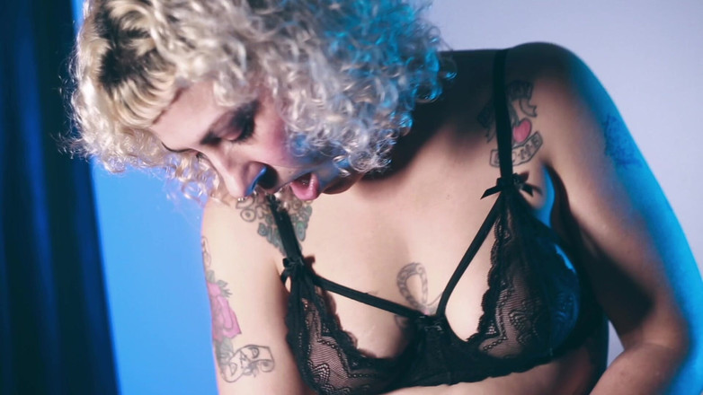 MariLou Moreira: Dev tek boynuzlu at dildosunda zıplıyor