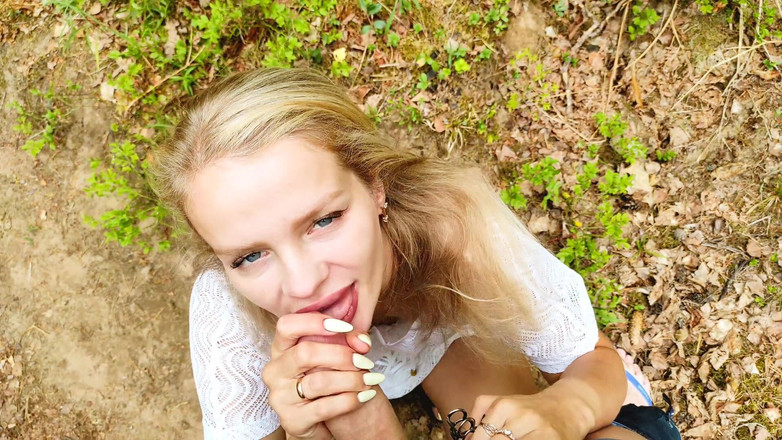 S-Wife Katy: Evli orta yaşlı seksi kadın turist grubunun arkasında kaldı ve...