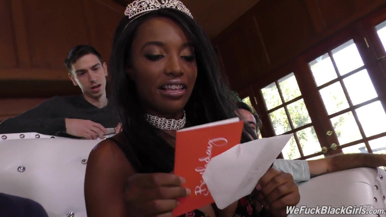 We Fuck Black Girls: สลัทรูตูด Daya Knight สนุกกับแก๊งแบงวันเกิด