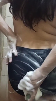 Mandi bareng adik iparmu sampai crot bagian 1