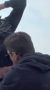 Nick vill bli knullad på havet på båten men det är inte gratis