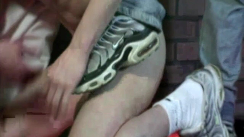 Sneaker gay: Fetish submission in backroom