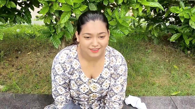 Queen Sona: College Girl Priya Gets Ready to All Night at 1000