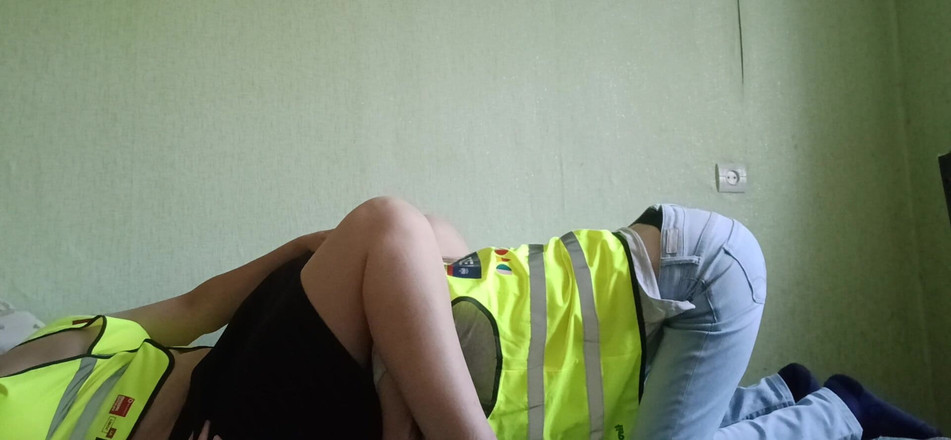 Lesbian-illusion: Seks berisiko panas antara dua rakan sekerja lesbian di tempat...
