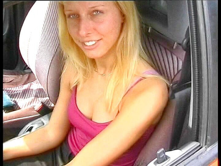 German Classic Porn videos: A la rubia linda le gusta el sexo al aire...