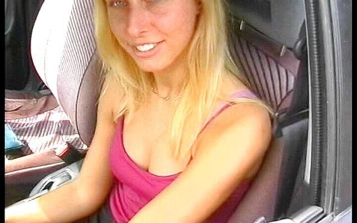 German Classic Porn videos: Блондинка-милашка любит секс на улице