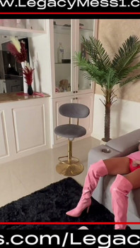 La barbie bionda sexy sorprende con il suo grosso cazzo e ama farsi scopare senza preservativo anale