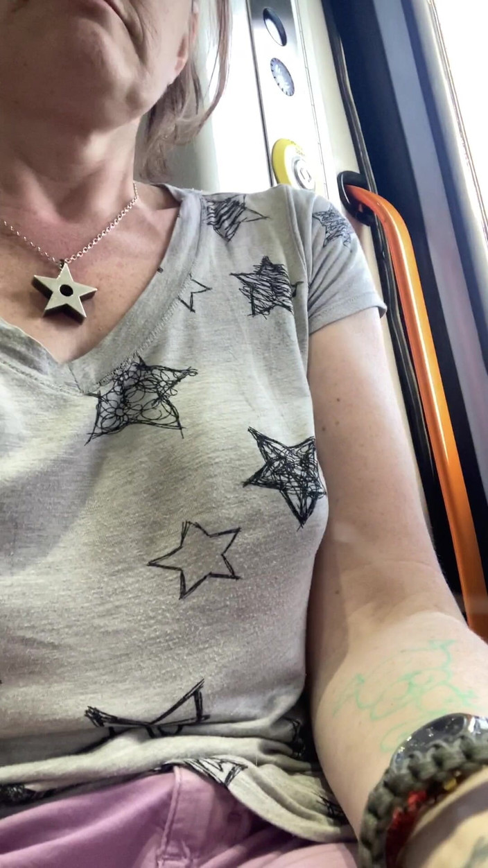 MistressWriggler: Киска n pubes игра в транспорте заставляет мои пальцы пахнуть удивительный запах!