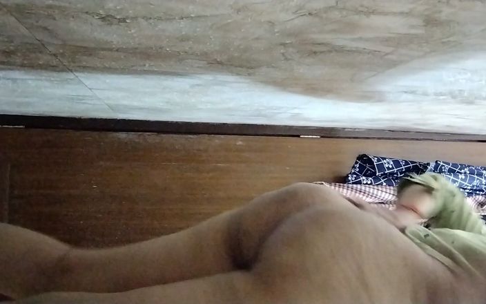 Riya Thakur: Une femme au foyer se nettoie la chatte à la maison