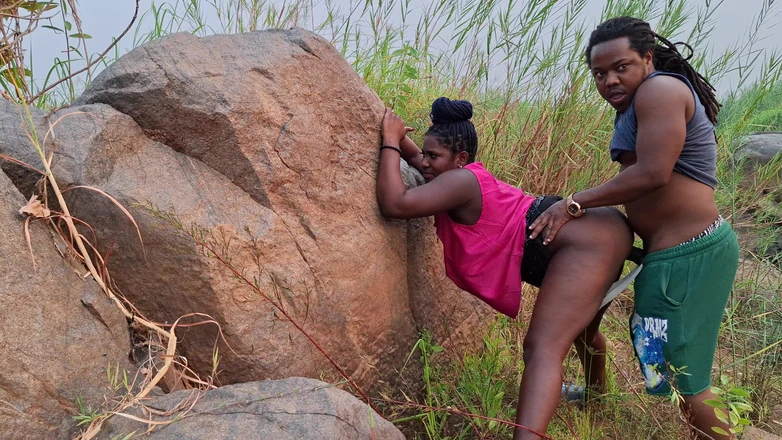 Жас орыс әйелінің аузы сперматозоидқа толы