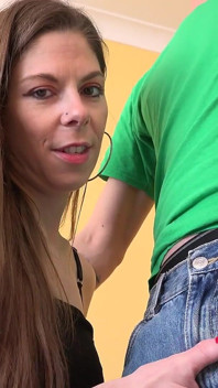 Auntjudysxxx - uzun boylu orta yaşlı seksi ev sahibası Alice Maze kiracısına kirada indirim yapıyor