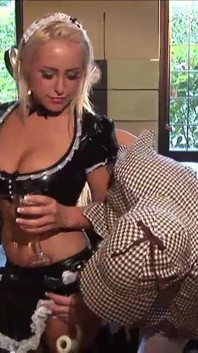 Savannah Gold et Cindy Behr sont des amies blondes qui se masturbent