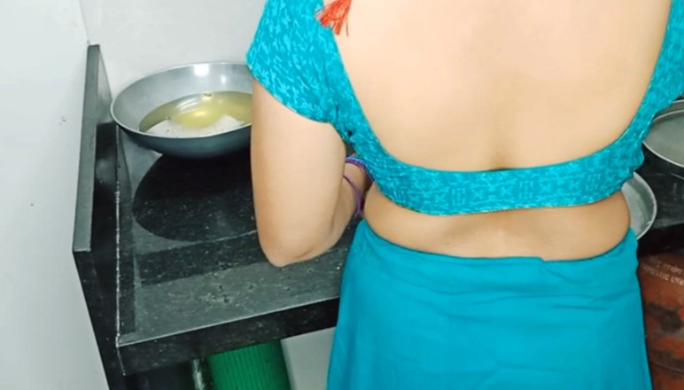 Kavitha_Vintho_: Indische desi-ehefrau in der Küche unser ehemann ging zum sex...