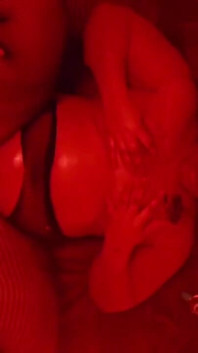 Un romantico sesso missionario con colpi lenti e profondi