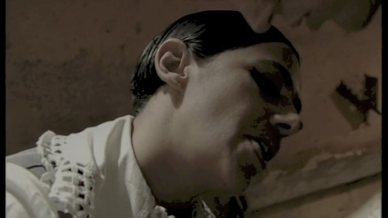 Inthe MILF room: Kafeste boyun eğme ve mum ışığında sikiş