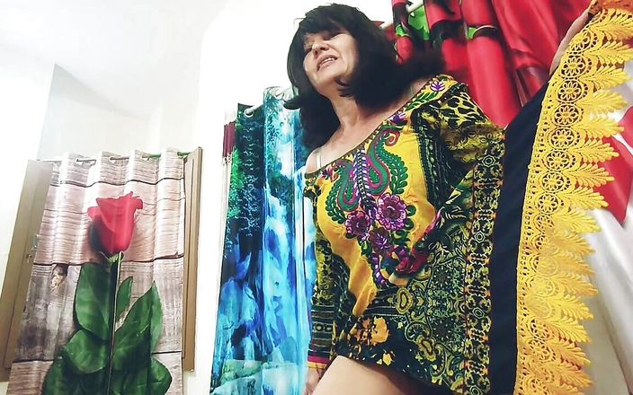 Bolly Karma: Esposa puta amateur muestra lo que le gusta en el...