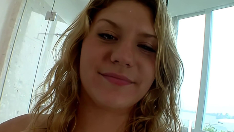 Femdom Sex: Prsatá blondýnka si užívá šukání koz