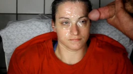 Hemmagjord amatör cumslut tar massor till hennes vackra ansikte