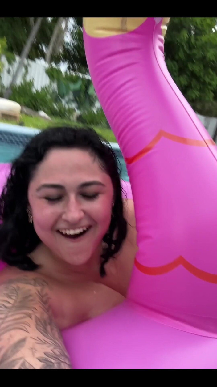 Josie Jaxxon: 수영장에서 이야기 시간!