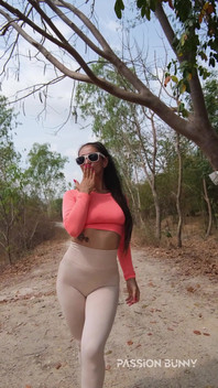 Kráska Chodí a Baví Se V Lese - Připojme Se