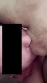 Isteri yang cemburu itu membocorkan video rumah suaminya di mana dia bercinta di mulut seorang pelajar. Makan Air Mani