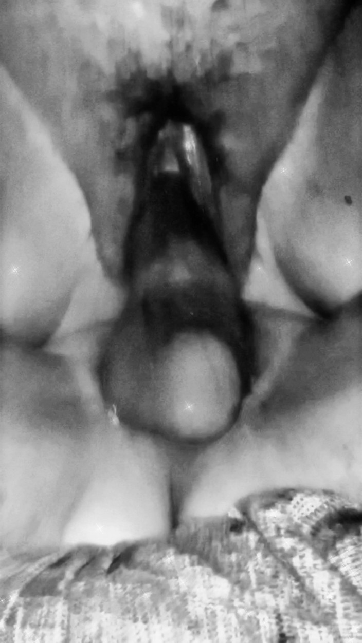 Lily & Theo: Mia moglie cavalca e inonda tutto il divano con la...