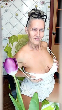 Gospodina sexy Lukerya flirtează online și își arată picioarele apetisante