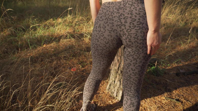 Teasecombo 4K: Миниатюрная милфа в тугих леопардовых леггинсах соблазняет сексуальную задницу