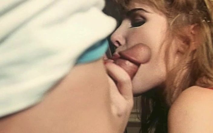 Inhonorof porn: Facultatea din anii 90: sex în 3 way în vestiar
