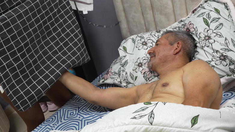 Amateurxxx: Karol menggoda ayah tirinya, dia ingin merasakan kontolnya di dalam...