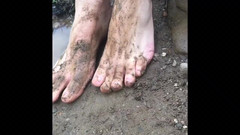 Manlyfoot: Sucio embarrado - pies de hombres - caminata descalza - ¿todavía se lame estos...
