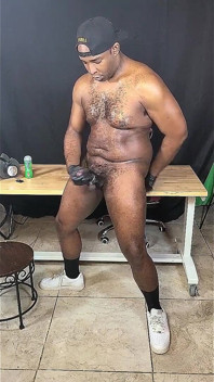 Une streameuse gay musclée branle une bite géante après s’être fait baiser