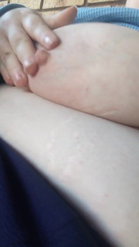 Jugando afuera con mis enormes tetas