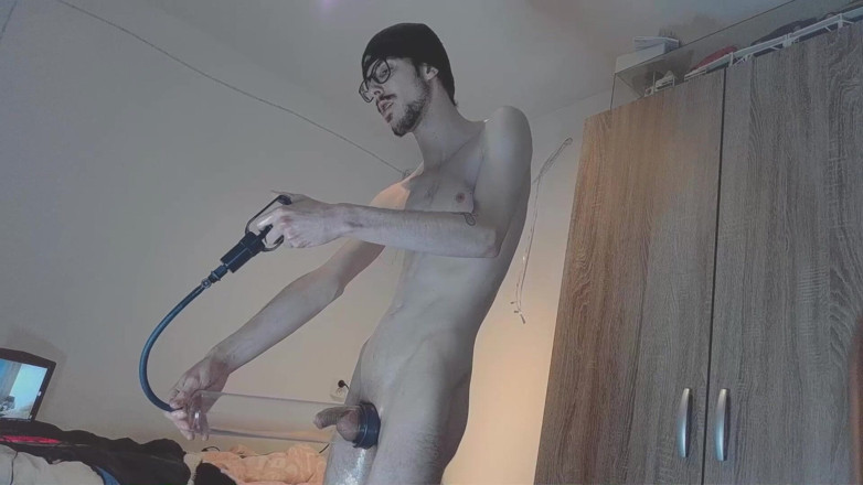 Marknoshame: 22-jähriger typ spielt mit penispumpe und Öl