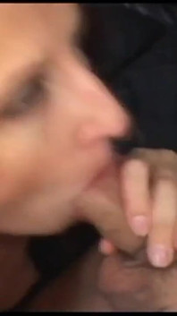 Sborra golosa miLF viene schizzata in faccia dopo aver scopato come una cagna con il suo amante arrapato
