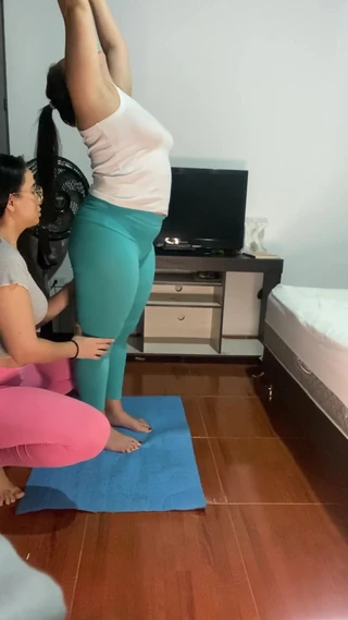 Lesbisk yogainstruktör vill knulla sin student