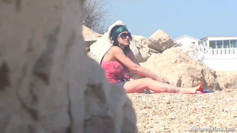 Only Big Melons: 阿德里安在海滩上！闪烁视频！