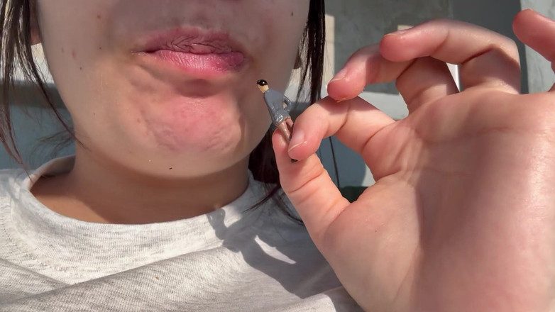 AmayaMori: Jätteflicka hittar en liten man i sin påse chips och...