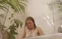 Girls Out West: Сексуальная татуированная Pixie трахает ее волосатую киску в душе в любительском видео