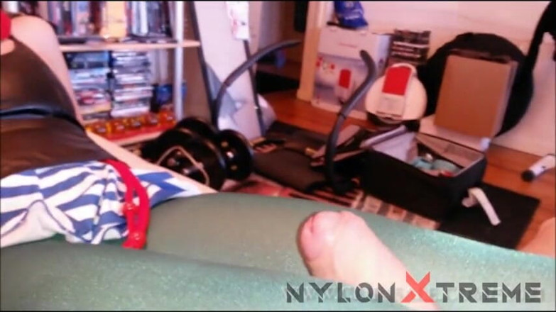 Nylon Xtreme: Thổi kèn với mặt nạ nylon màu đỏ