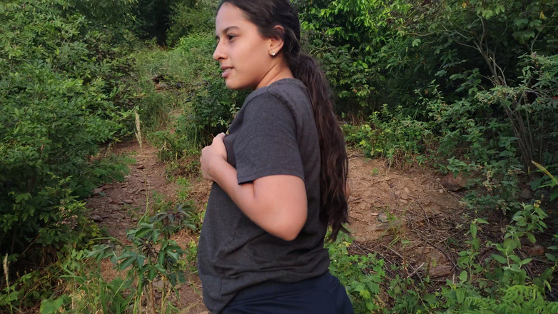 SugarPose: Латина показує свої цицьки та дупу на відкритому повітрі