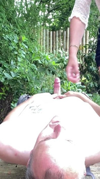 Ngồi lên mặt bên ngoài, liếm tôi mạnh bạo, tôi sẽ cho bạn mật hoa vàng của tôi