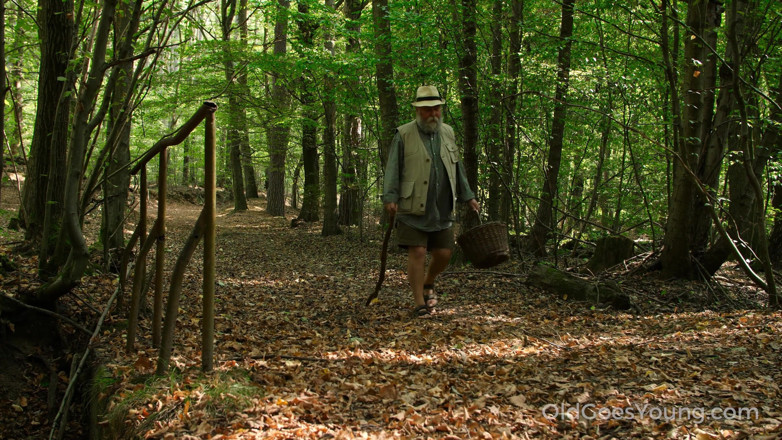 Old Goes Young: Hombre mayor agrada rubia fresca al aire libre