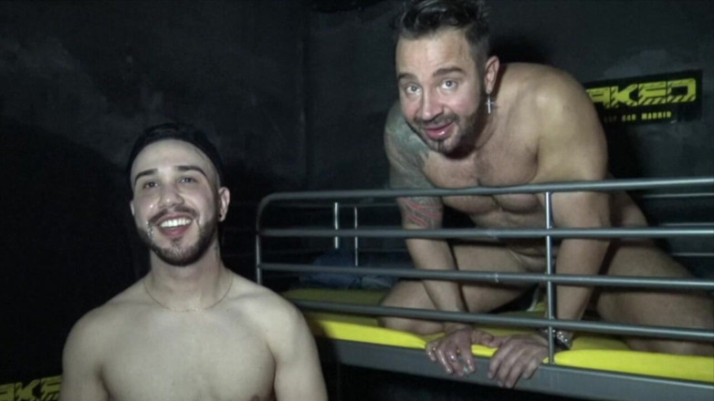 French bareback porn made in Paris: Cadela gozada dentro por seu amigo pau grande