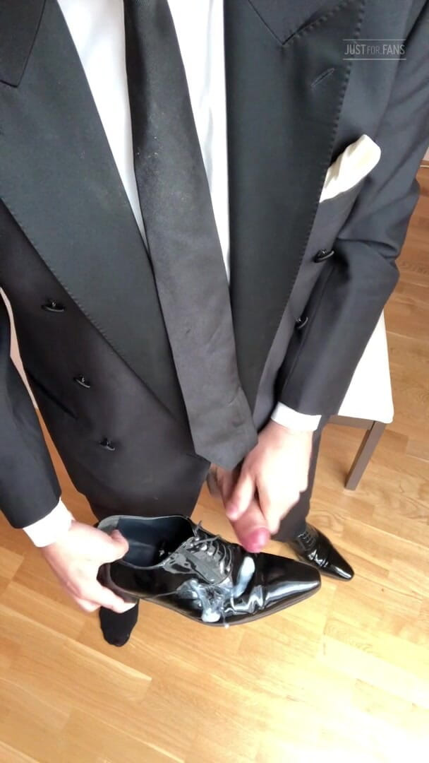 Master Shiny Shoes: 穿着黑色西装打手枪