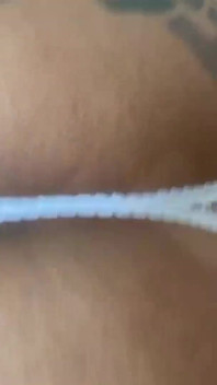 Tante seksi bertato ini lagi asik muasin memeknya pakai mainan seks - close up