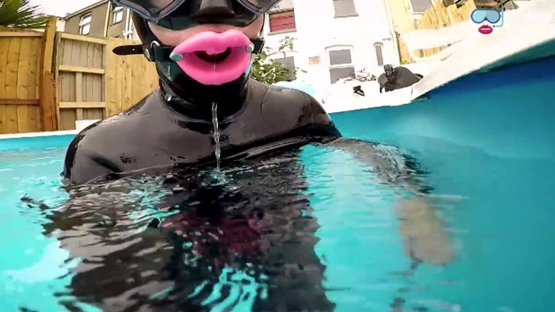 UKCuteGirl Lucy Lauren: Neoprene uzavřený a roubík - podvodní fantazie ovládání pusy