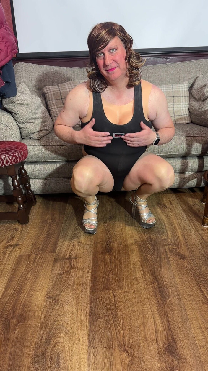 Jennyb71: Sissy Weary glanzende panty &amp; sportschool turnpakje klaar om te oefenen.